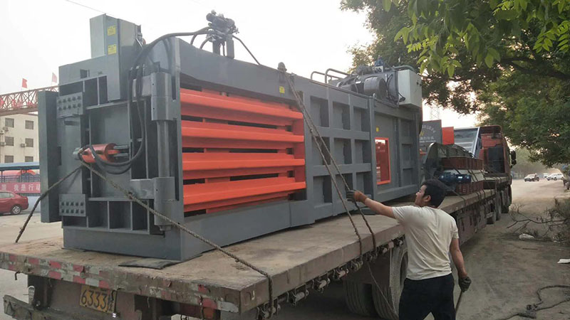 陜西安康市石泉縣200噸關式打包機發(fā)貨